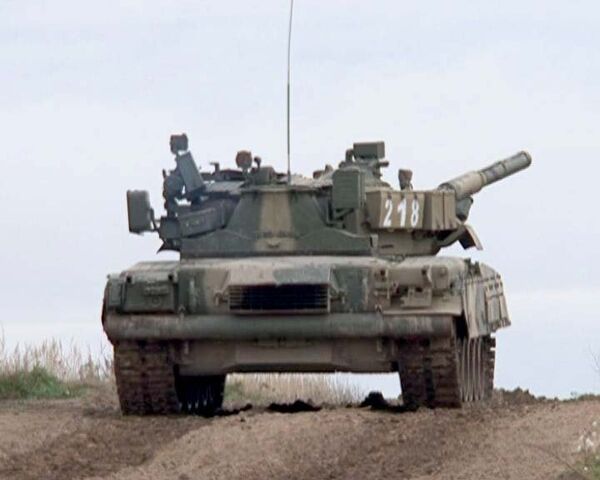 Tanquistas demuestran su maestría al conducir tanques T-80 - Sputnik Mundo