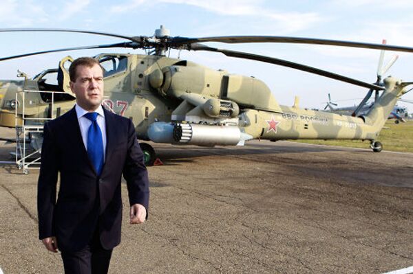 Medvédev examina helicópteros en una base aérea  - Sputnik Mundo