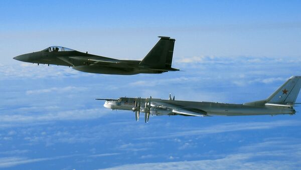 El bombardero ruso Tu-95 y el caza estadounidense F-15 - Sputnik Mundo