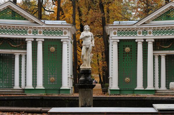 Otoño en Peterhof, ciudad de surtidores y parques  - Sputnik Mundo