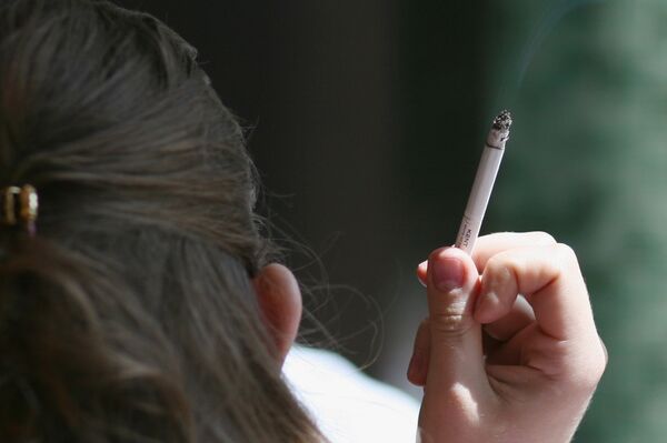 Mujer abofetea a policía para superar la adicción al tabaco en la cárcel - Sputnik Mundo