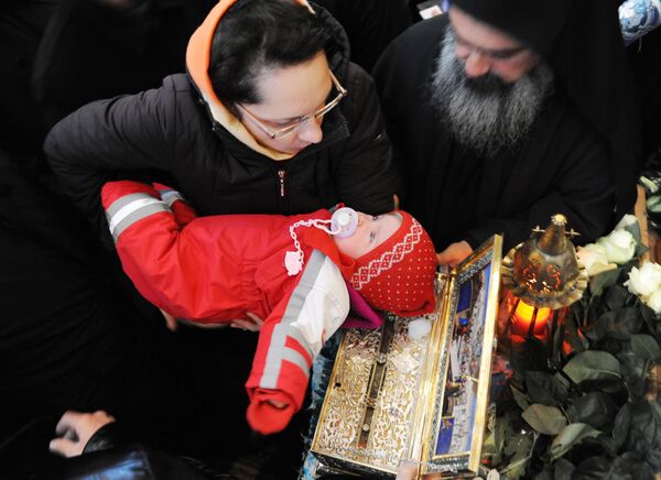 Casi tres millones de rusos veneraron el Cinturón milagroso de la Virgen María - Sputnik Mundo