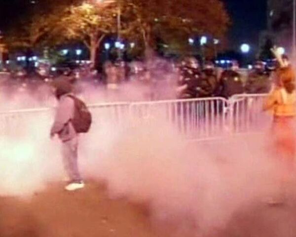 Policía emplea gases lacrimógenos para dispersar a manifestantes en California - Sputnik Mundo