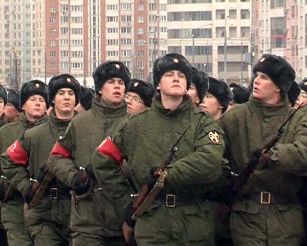 Soldados rusos ensayan para desfilar por el 70 Aniversario del desfile de 1941 - Sputnik Mundo