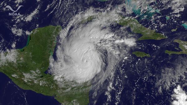El huracán Rina pierde las fuerzas cerca de las costas de México - Sputnik Mundo