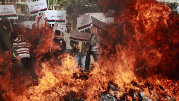 Protestantes queman los retratos de Muamar Gadafi - Sputnik Mundo