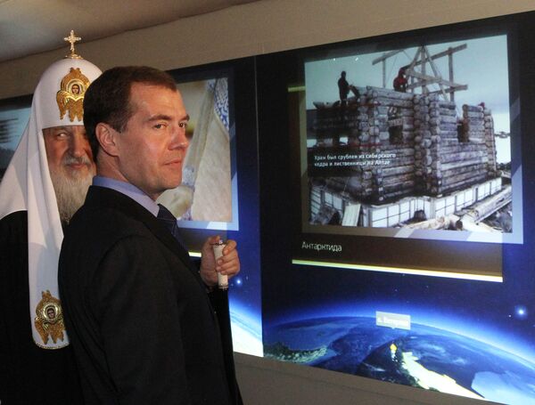 Medvédev recorre la exposición de fotos Rusia Ortodoxa - Sputnik Mundo