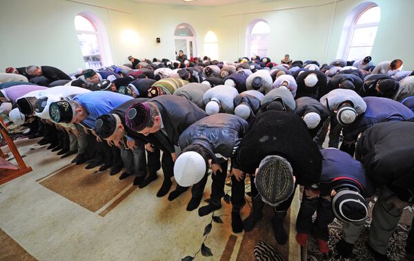 Más de 170.000 musulmanes asisten a celebraciones de Fiesta del Sacrificio en Moscú - Sputnik Mundo