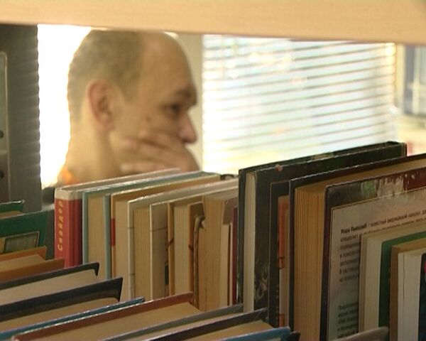 Un vagabundo de Moscú se convierte en “libro interactivo” de una exposición - Sputnik Mundo