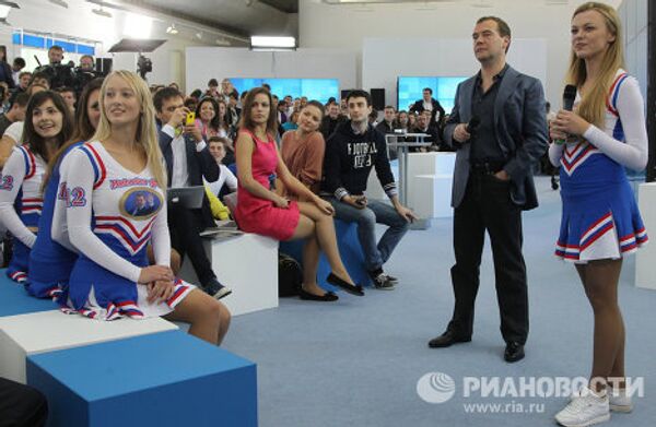 Dmitri Medvédev se reúne con usuarios de redes sociales - Sputnik Mundo