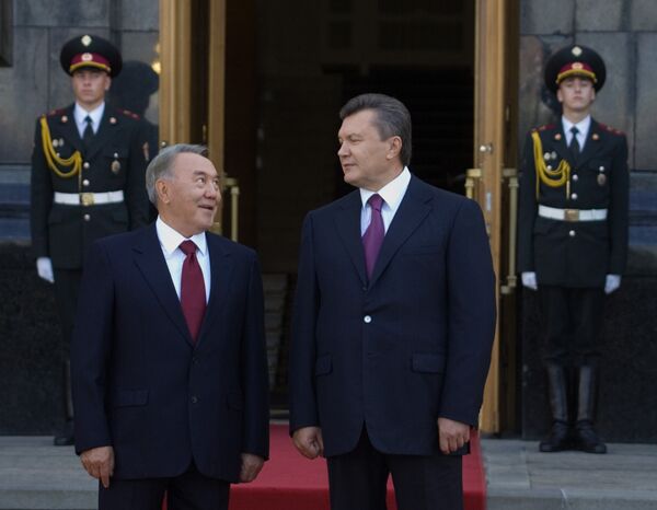Presidentes de Kazajstán y Ucrania, Nursultán Nazarbáev y Víktor Yanukóvich - Sputnik Mundo