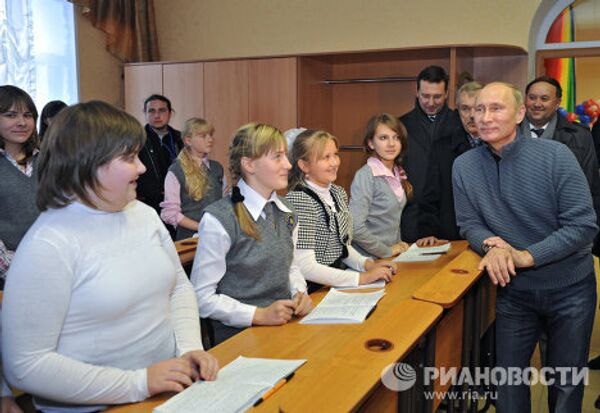 Vladímir Putin visita centros médicos y educativos en la provincia de Bélgorod  - Sputnik Mundo