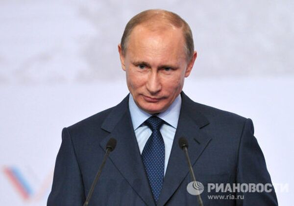 Vladímir Putin visita centros médicos y educativos en la provincia de Bélgorod  - Sputnik Mundo