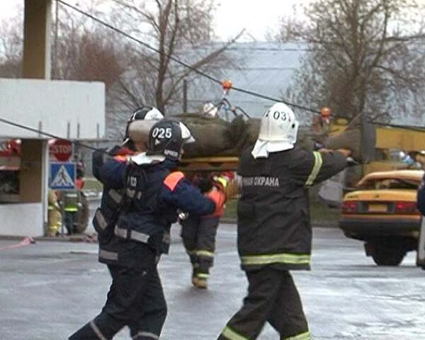 Bomberos rusos evacuan personas en simulacro de incendio en centro comercial  - Sputnik Mundo