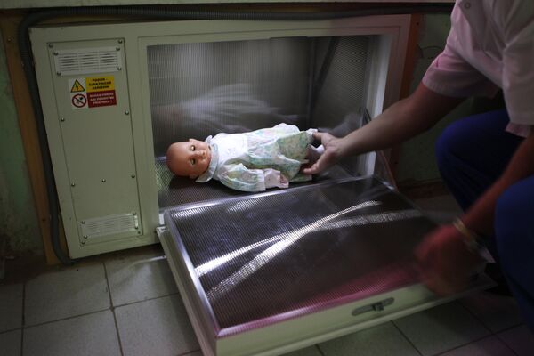 La primera “baby box” para niños no deseados en la región rusa de los Urales - Sputnik Mundo