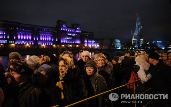 Miles de personas hacen cola en Moscú para venerar el Cinturón de la Virgen - Sputnik Mundo