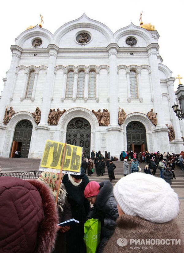 Miles de personas hacen cola en Moscú para venerar el Cinturón de la Virgen - Sputnik Mundo