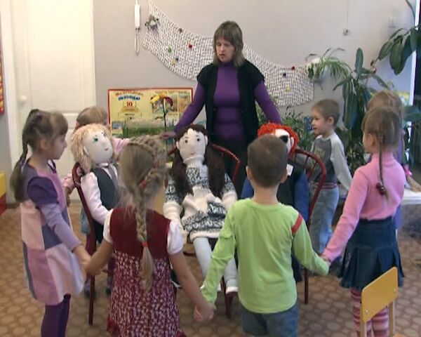 Muñecos gigantes ayudan a los niños a comunicarse con sus coetáneos discapacitados - Sputnik Mundo