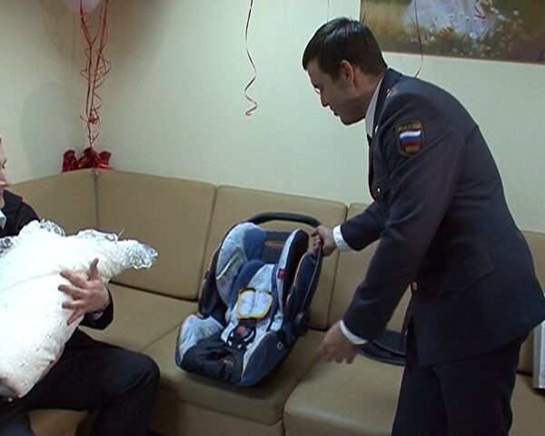 Policía vial regala asientos de seguridad a bebes recién nacidos - Sputnik Mundo