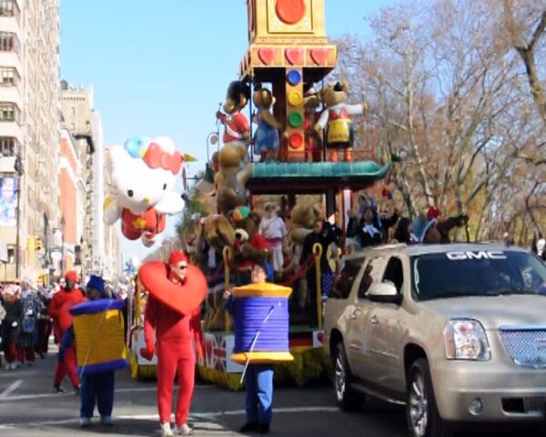 Muñecos gigantes abren temporada de rebajas navideñas en Nueva York - Sputnik Mundo