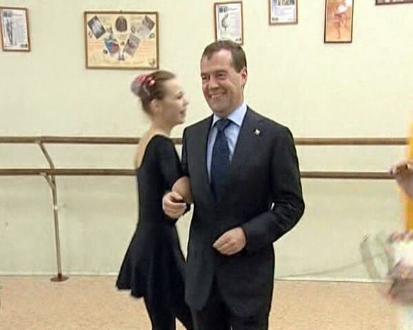 Medvédev baila y juega a las palmitas con una estudiante escolar en Karelia - Sputnik Mundo