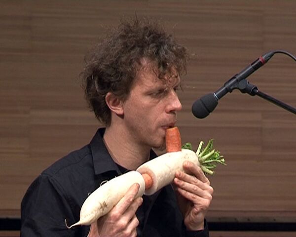 Moscú presencia un concierto con flauta de zanahoria y tambores de calabazas   - Sputnik Mundo