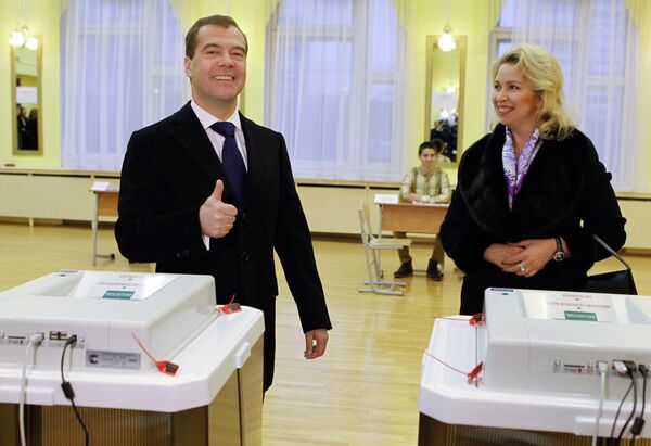 Medvédev y su esposa votan en elecciones a la Duma con sonrisas y sin comentarios a la prensa - Sputnik Mundo