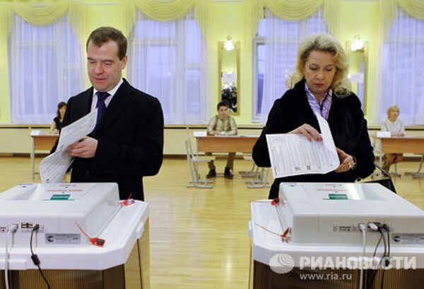 Políticos y los funcionarios votan en las legislativas en Rusia - Sputnik Mundo