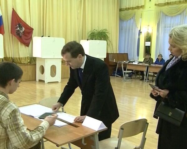 Presidente Medvédev y otros políticos votan en elecciones parlamentarias 2011 - Sputnik Mundo