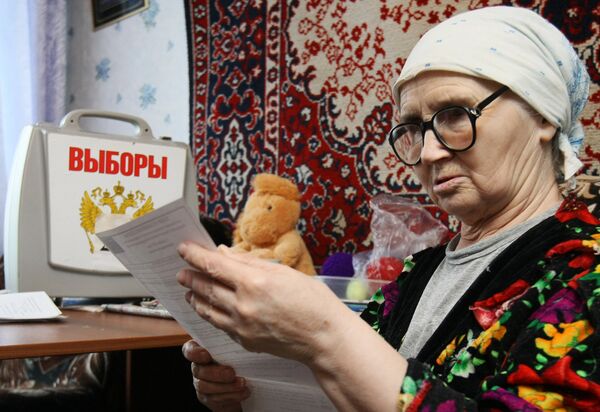 Ancianos de 110 años, vagabundos y “hombres morsas” participan en las legistivas en Rusia - Sputnik Mundo