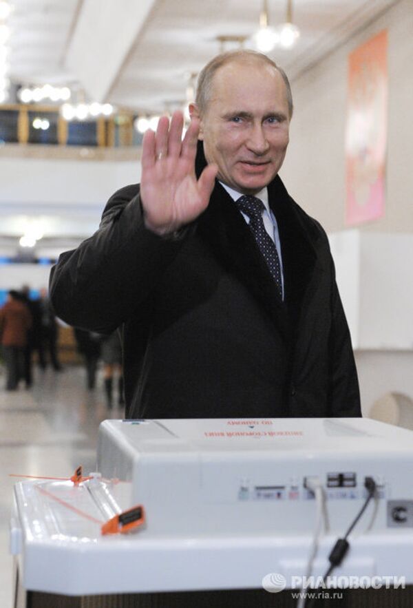 Políticos y los funcionarios votan en las legislativas en Rusia - Sputnik Mundo
