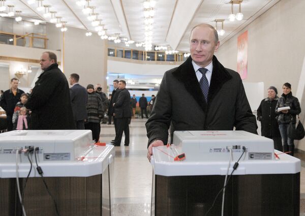Putin vota en colegio electoral de Moscú y espera “buen resultado” para Rusia Unida - Sputnik Mundo