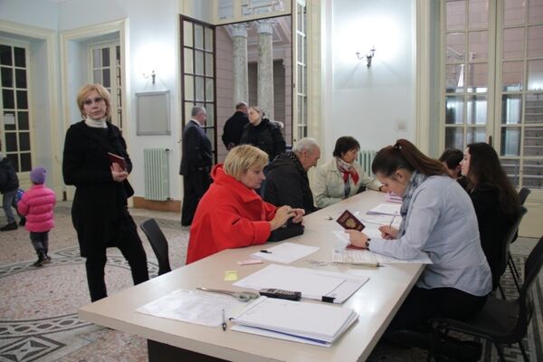 Rusos en el exterior votan en comicios parlamentarios en países de los cinco continentes. Roma - Sputnik Mundo