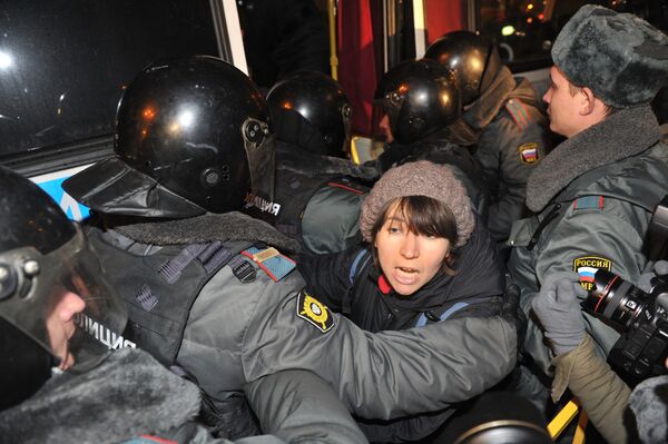 Policía detiene a un centenar de personas por manifestarse sin permiso en Moscú y San Petersburgo - Sputnik Mundo