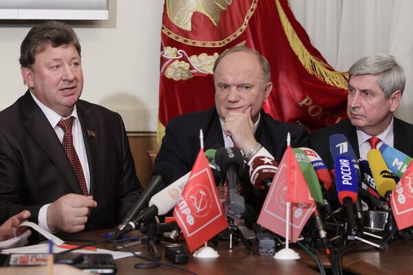 Líder del Partido Comunista de Rusia Guennadi Ziuganov (en centro) - Sputnik Mundo