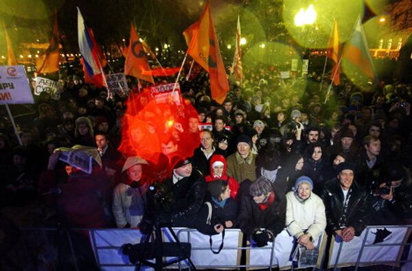 Opositores protestan por resultados de las legislativas en el centro Moscú - Sputnik Mundo