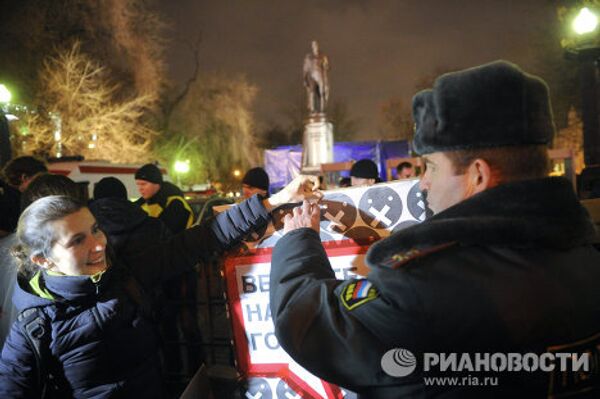 Opositores protestan por resultados de las legislativas en el centro Moscú - Sputnik Mundo
