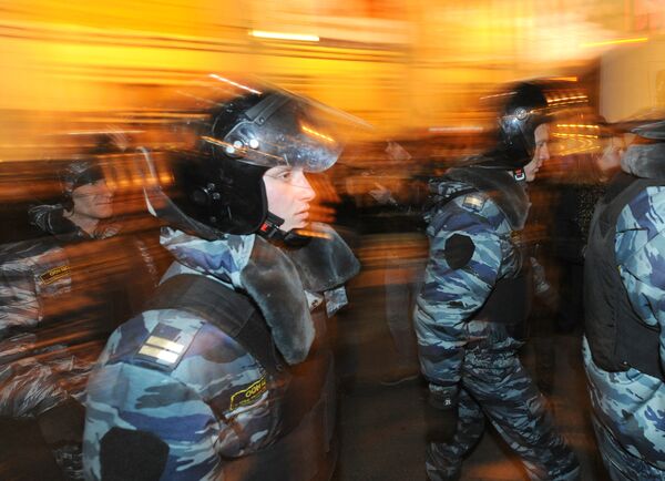 Policía detiene a un centenar de manifestantes en el centro de Moscú - Sputnik Mundo