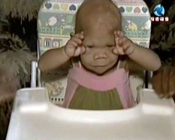 En Brasil vive una mujer de 30 años con apariencia de bebé  - Sputnik Mundo