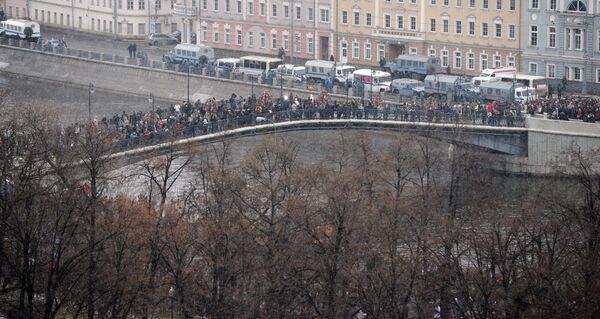 Policía advierte sobre riesgo de derrumbe de puente atiborrado de manifestantes en Moscú - Sputnik Mundo