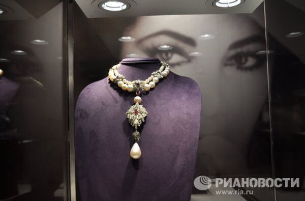 Vestidos y diamantes de Elizabeth Taylor se subastarán en Nueva York - Sputnik Mundo