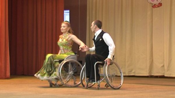 Deportistas paralímpicos rusos dan clases de esgrima y baile a escolares - Sputnik Mundo