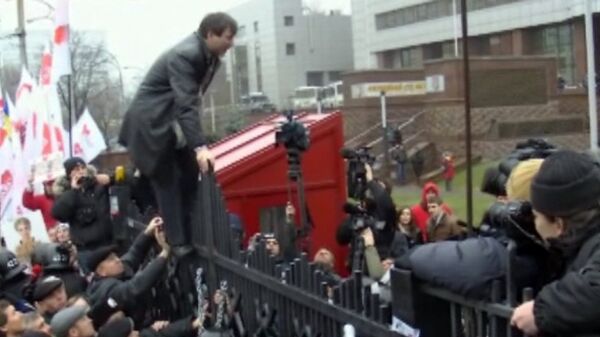Abogado de la ex primera ministra ucraniana escala la cerca para llegar a la audiencia - Sputnik Mundo