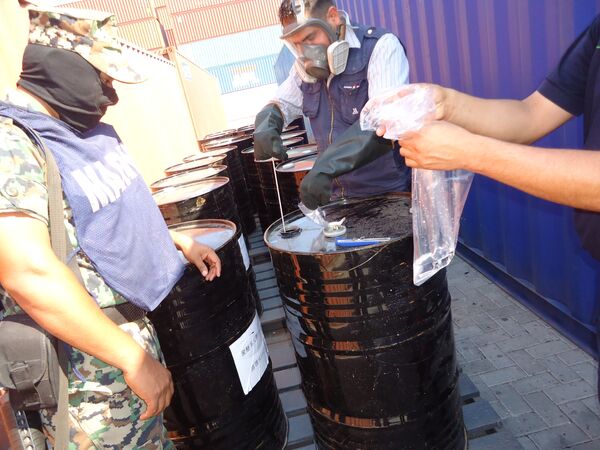 Militares decomisan 15 toneladas de metanfetamina en México - Sputnik Mundo