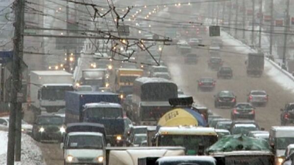 Fuerte nevada empeora el tráfico en las calles de Moscú  - Sputnik Mundo