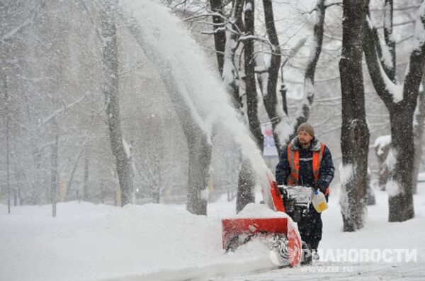 El invierno llega a Moscú con intensas nevadas - Sputnik Mundo