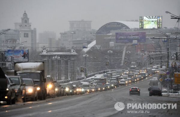 El invierno llega a Moscú con intensas nevadas - Sputnik Mundo