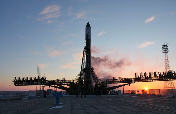 Técnicos de Baikonur colocan en rampa de lanzamiento propulsor Soyuz-U - Sputnik Mundo