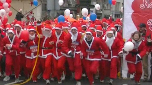 Miles de Papás Noeles participan en carrera de fin de año en Belgrado  - Sputnik Mundo