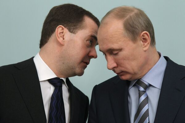 Putin avanza con el lema de Medvédev ‘Rusia, adelante’ - Sputnik Mundo